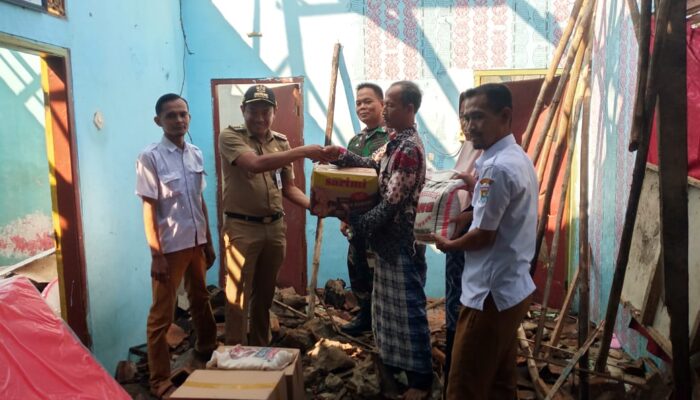 2 Rumah Warga Jenggot  Hangus Terbakar Camat Aan Ansori Sambangi Warga Dan Berikan Bantuan