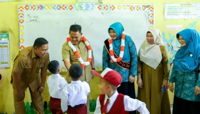 Kunjungi SD & Min, Asra Minta Guru dan Wali Murid Berkolaborasi dalam Mendidik Anak