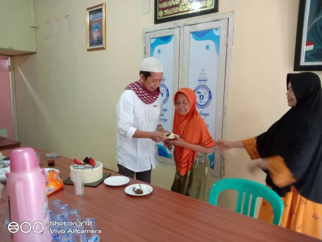 Photo : Ketua Umum Barisan Aktivis Dan Advokasi Keluarga Banten (BADAK BANTEN PERJUANGAN) H. Eli Sahroni Bersama Orang Tua Dan Istri