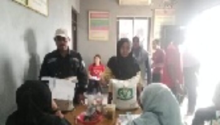 Desa Renged Fasilitasi Bantuan 10 Kg Beras  Dari Kodim Kepada Warga Kurang Mampu