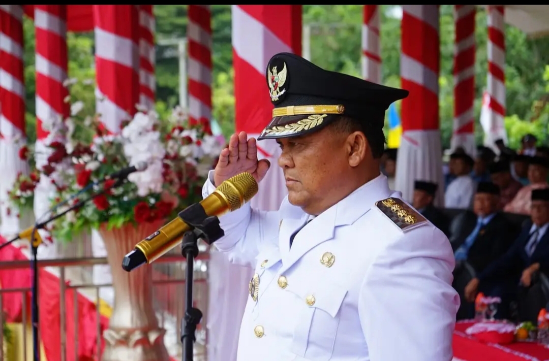 Poto : Pj. Bupati Aceh Tamiang Drs. Asra, saat bertindak sebagai Inspektur upacara.