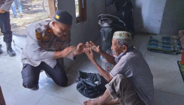 Setiap Hari Jum’at, Polsek Seruway, Rutin Berikan Bantuan Sembako pada Lansia & Warga Miskin Ekstrem