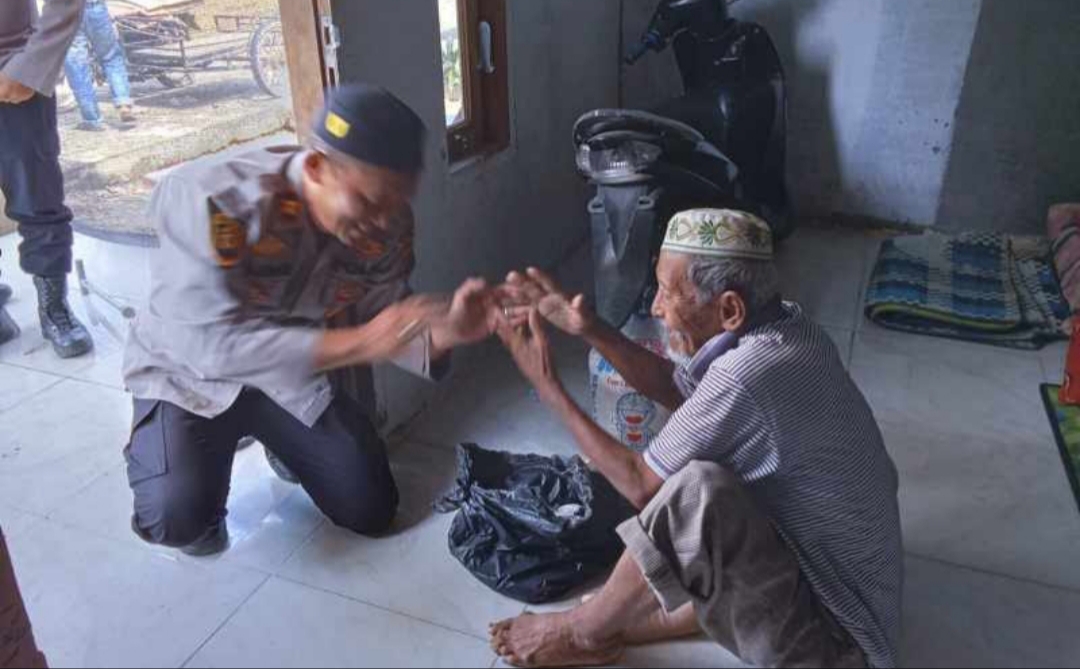 Poto : Kapolsek Seruway, Iptu Saidir, SH saat memberikan bantuan sembako kepada warga lanjut usia (Lansia). Jum'at, 23 Agustus 2024.
