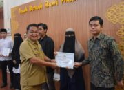 Pj Bupati Asra Salurkan Bantuan Belajar Mahasiswa Daerah Bagi 928 Mahasiswa