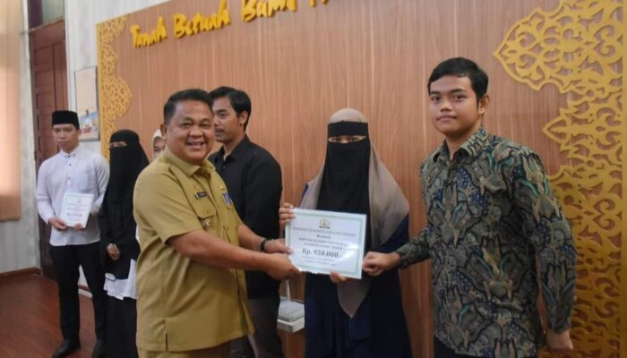 Pj Bupati Asra Salurkan Bantuan Belajar Mahasiswa Daerah Bagi 928 Mahasiswa