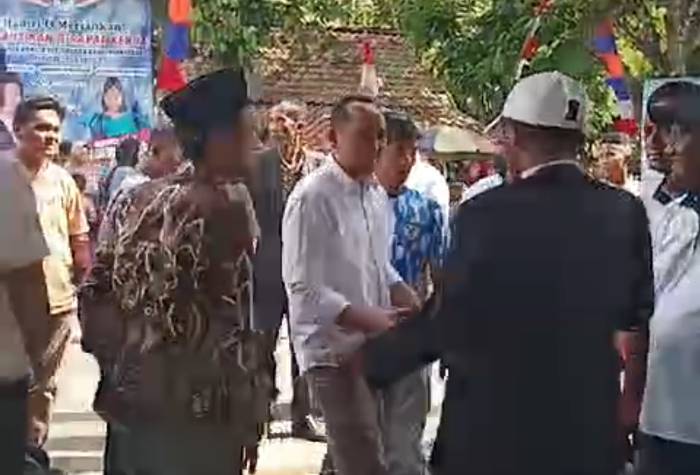 Photo : Ade Sumardi Kemeja Putih Saat Menghadiri Pelantikan Ketua DPC Badak Banten Perjuangan Kabupaten Lebak, minggu (04/08/2024)