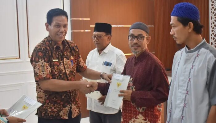 Mewakili Pj Bupati Asra, Asisten 1 Hadiri Kegiatan Penyerahan Sertifikat Tanah Wakaf