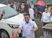 Banyak Warga yang Terharu hingga Nangis Lihat Andra Soni Kampanye Sambil Hujan-hujanan