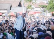 Ribuan Warga Senam Bahagia Bareng Andra Soni-Dimyati dan Ratu Zakiyah-Najib, Dihibur Charly Van Houten