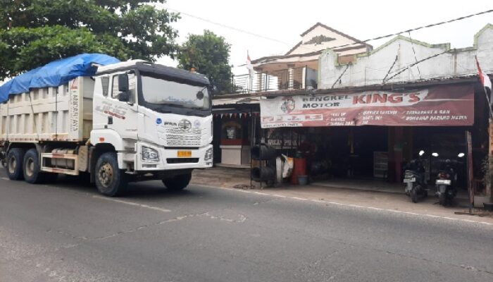 Dump Truck Berkeliaran Bebas Di Jalan Raya Balaraja, Penegakan Hukum Di Pertanyakan??