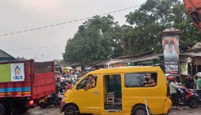 Proyek Jalan Di Raya Kresek – Balaraja, Mengundang Kekecewaan Publik, Kemacetan Parah Lumpuhkan Aktivitas Warga