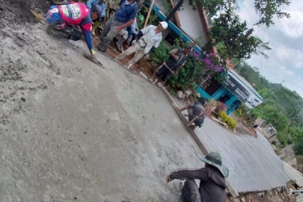 Masyarakat Masih Melakukan Swadaya untuk Perbaikan Jalan di Dusun Situgede – Sagalaherang