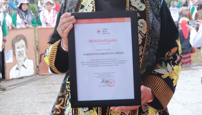 Dukung Kurangi Risiko Bencana, Bupati Serang Terima Penghargaan dari PMI Pusat