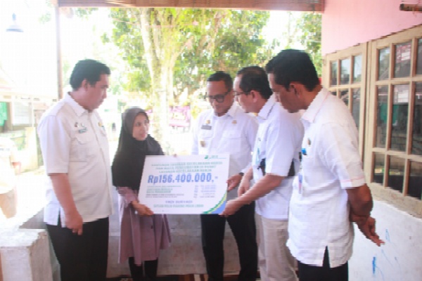 Pj Bupati Lebak Serahkan Santunan Kepada Keluarga Almarhum Yadi Supriadi