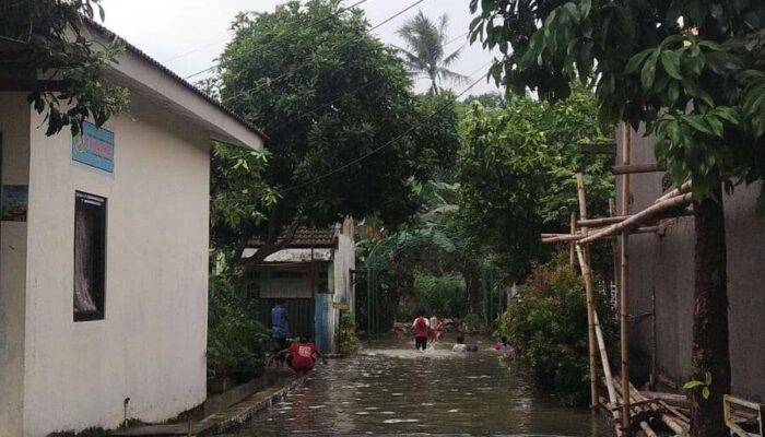 Hujan Deras, Sejumlah Perumahan Dan Desa Di Kecamatan Tigaraksa Kabupaten Tangerang Terendam Banjir