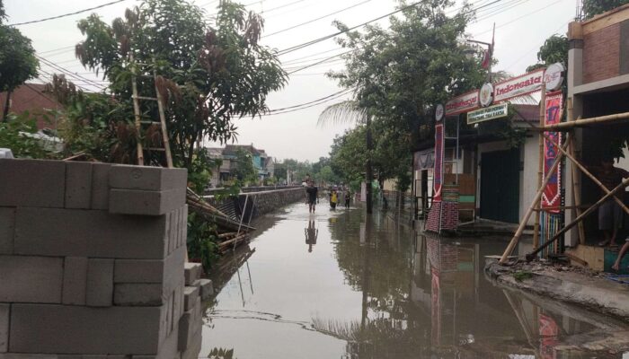 Foto: Banjir Di perumahan Puri Permai 2, setinggi Lutut Orang Dewasa