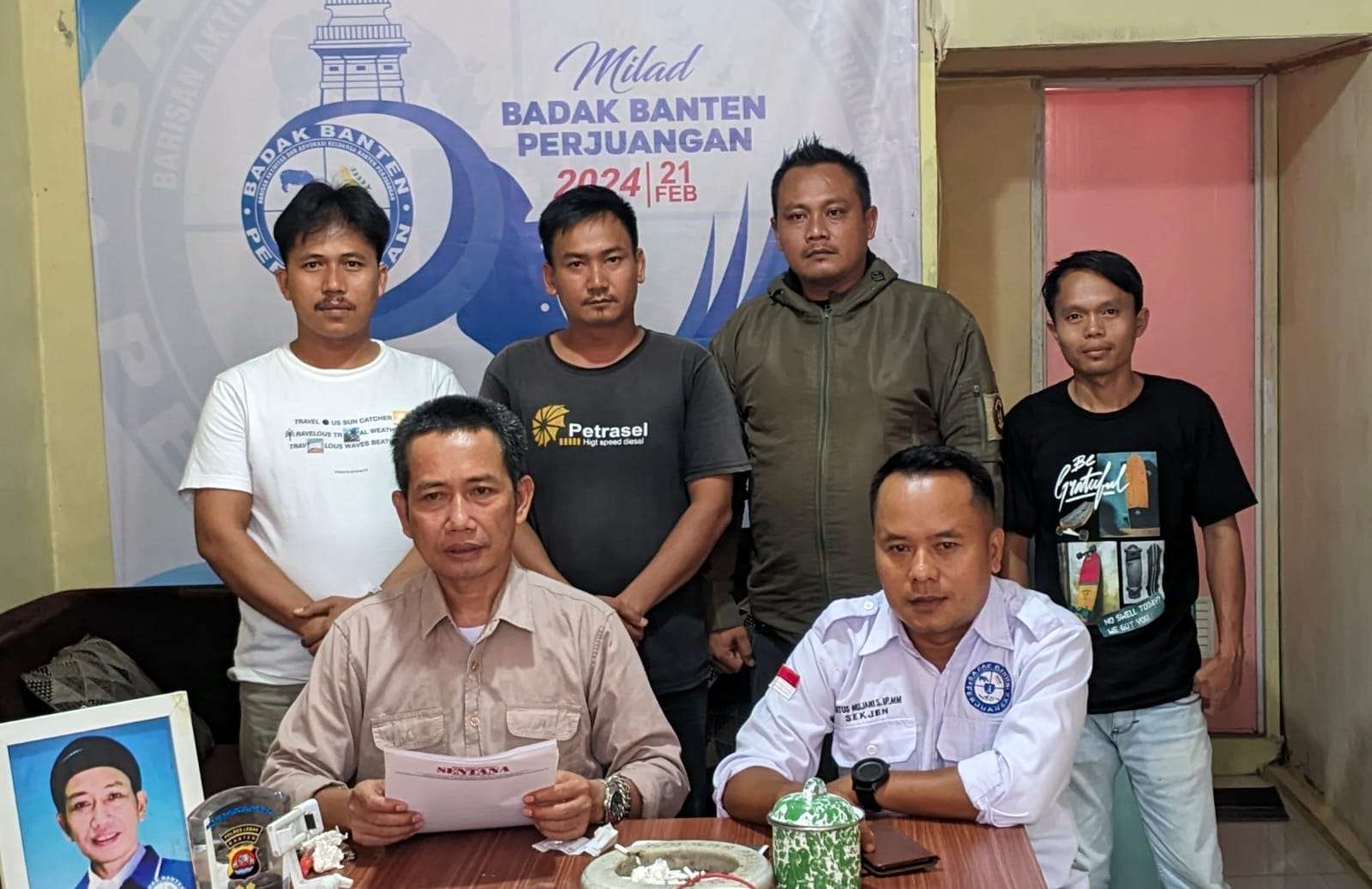 Foto:Ketum Ormas Badak Banten Perjuangan, H. Eli Sahroni Bersama Sekjen Entus Mujani Di Dampingi Para Pengurus BBP, saat pers rilis di Cikulur Lebak, Rabu, (16/10/2023).