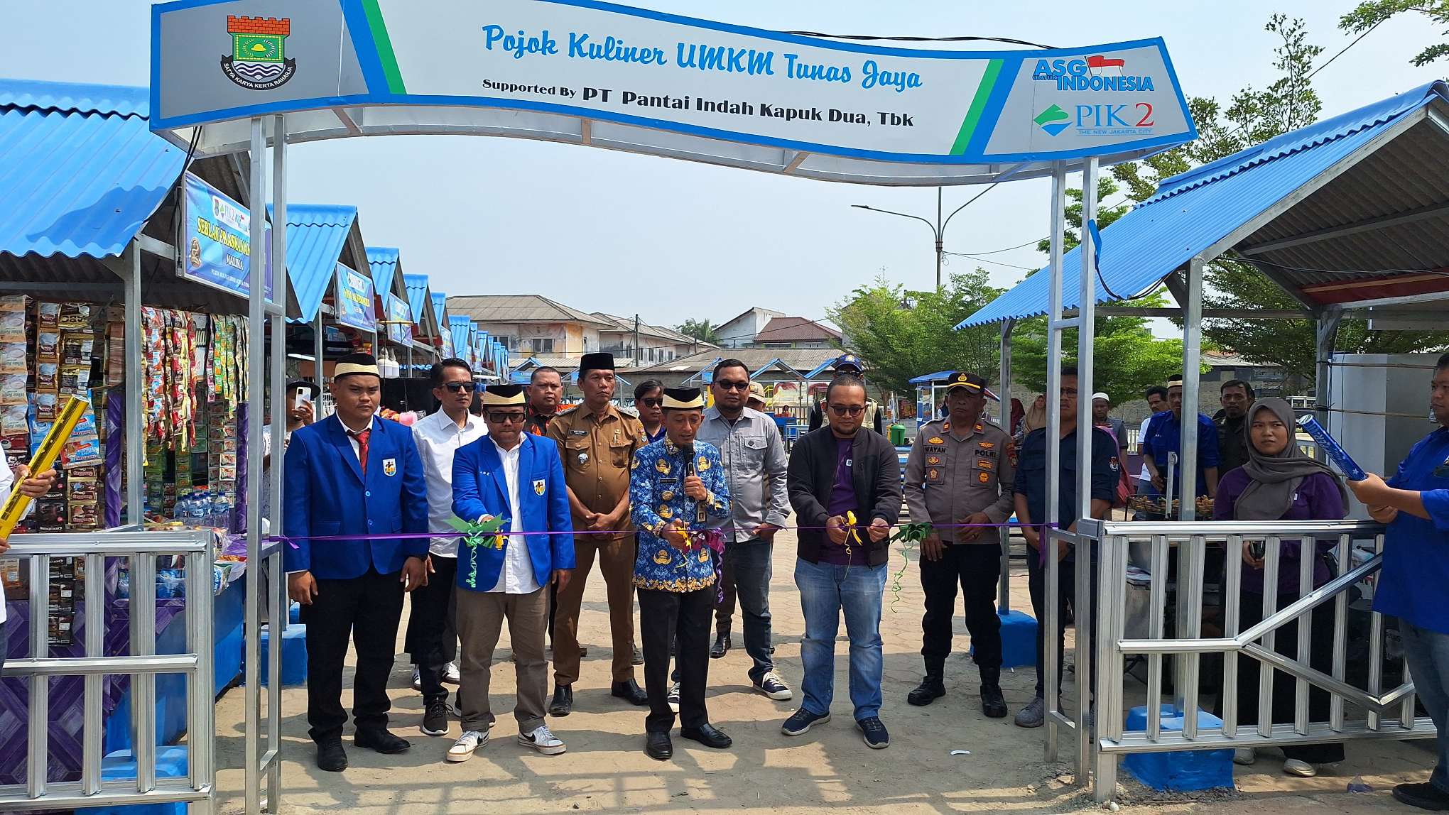 Foto: Pemotongan pita peresmian Pojok UMKM oleh camat Teluk Naga