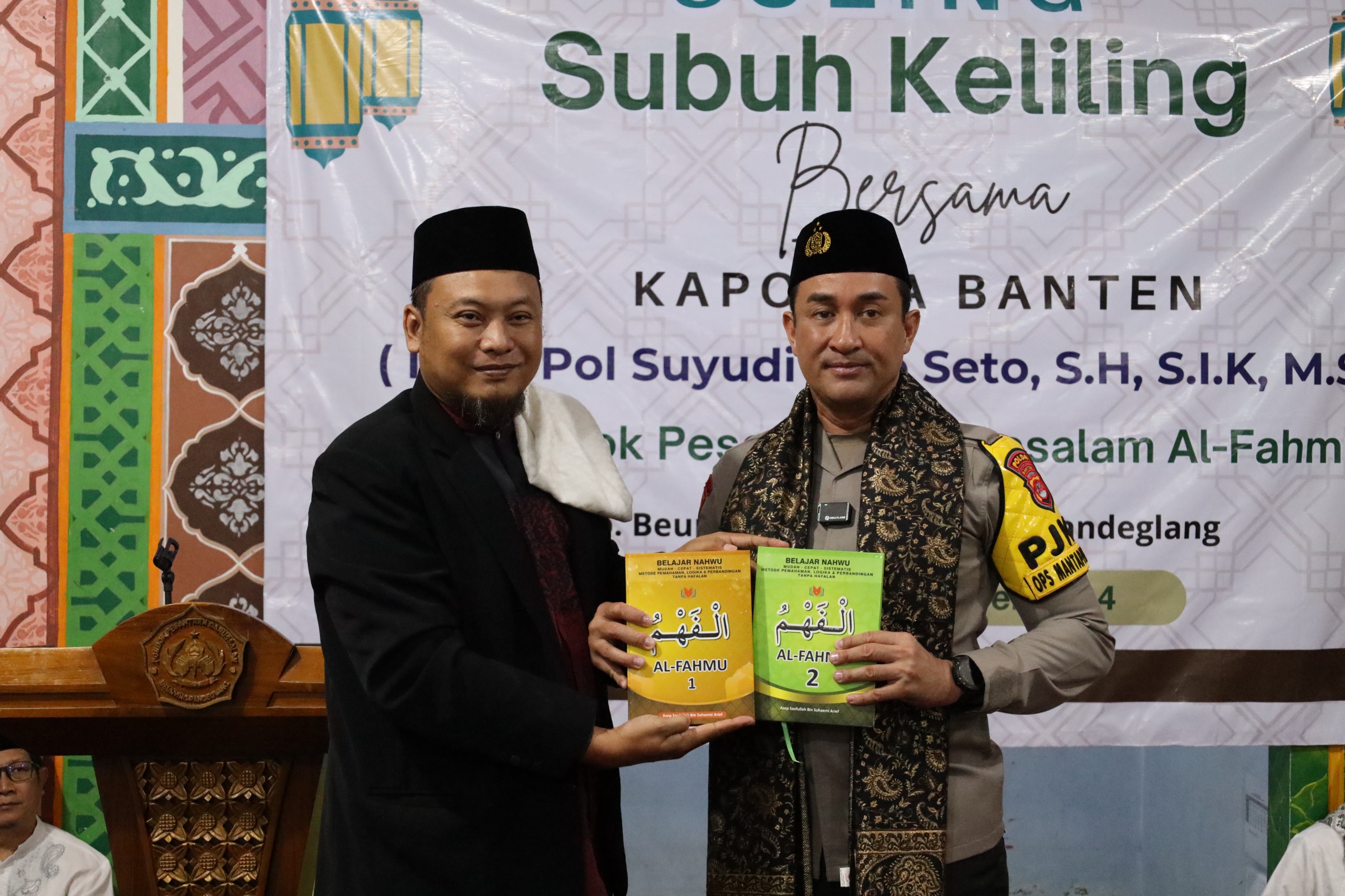 Foto : Kapolda Banten Irjen pol Sayudi Ario Seto bersama Pimpinan Ponpes Darussalam K.H Asep Saefullah, Selasa 22/10/2024.