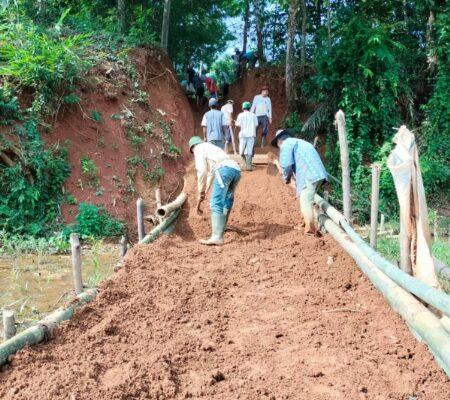 Puluhan Warga Desa Keramat Jaya Kecamatan Gunung Kencana Gotong Royong Membuka Jalan Usaha Tani