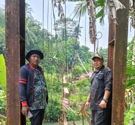Jembatan Gantung Desa Parakan besi menghubungkan ke Desa Bojong Menteng Ambruk