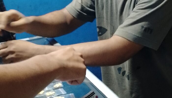 Foto : Penjaga toko saat di wawancara awak medi