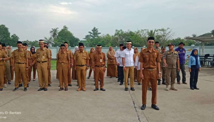 Camat Jayanti Pimpin Apel Rutin Senin Pagi Sekaligus Pelepasan Purna Tugas Kasie Pemerintahan