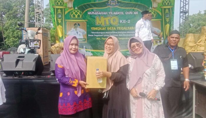 Foto: kepala Desa Tegalsari saat penyerahan Hadiah kepada salah satu warga
