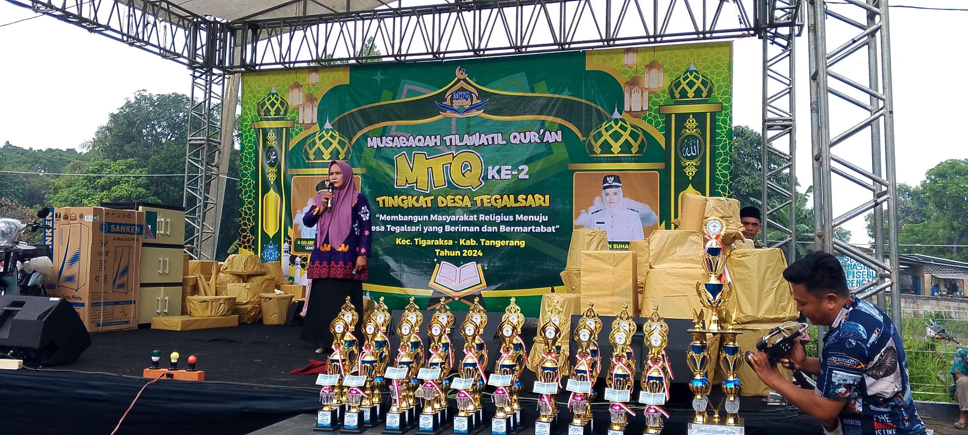 Foto : Kepala Desa Tegalsari H.Titin Suhartini saat memberikan sambutan pada pembukaan MTQ tingkat Desa ke 2. ( Dedi )