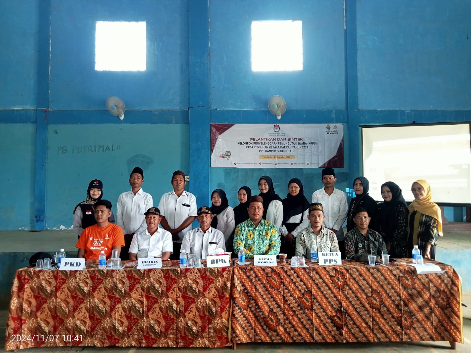 Foto : M.A Khoirin Kepala Kampung Juku Batu Kecamatan Bajit kabupaten way Kanan Hadiri Pelantikan dan pembekalan Tehnis KPPS 2024, Kamis 07/11/2024.