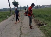 Menjaga Kenyamanan: Pemdes Renged Giat Bersihkan Jalan Menuju Kantor Desa