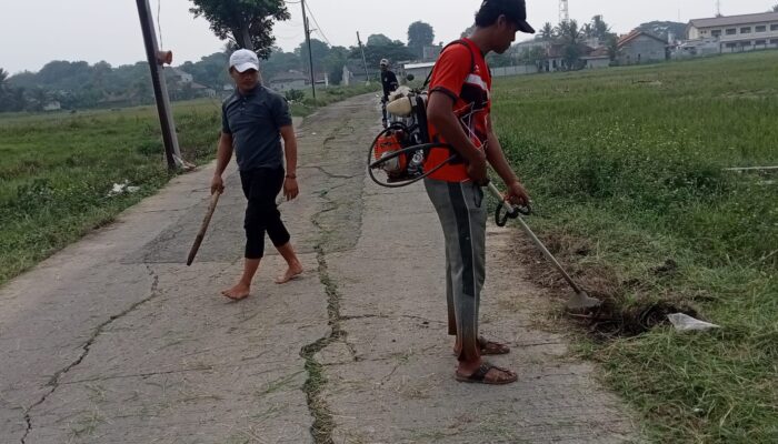 Menjaga Kenyamanan: Pemdes Renged Giat Bersihkan Jalan Menuju Kantor Desa