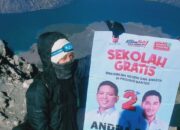 Seorang Pendaki Bentangkan Poster Cagub Banten, Andra Soni-Dimyati Natakusumah di Puncak Rinjani 3726 MDPL