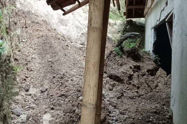 Longsor Akibat Hujan, Timpa 3 Rumah Warga Di Cilograng