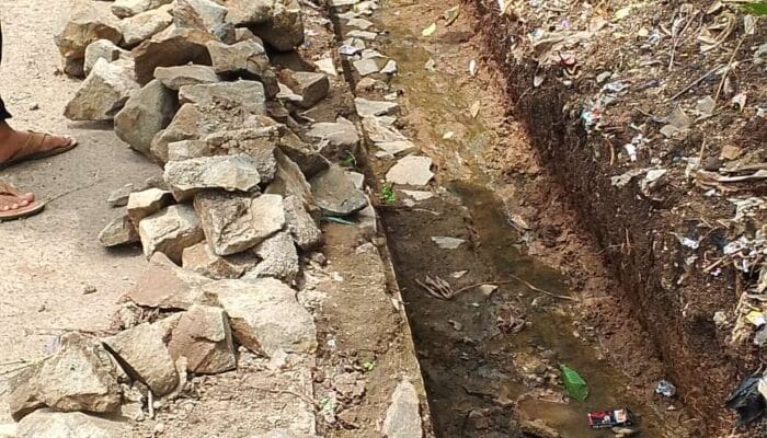 Dugaan Kesengajaan Pembangunan Drainase Gunakan Batu Bekas Di Kp Gandu Sindang Jaya