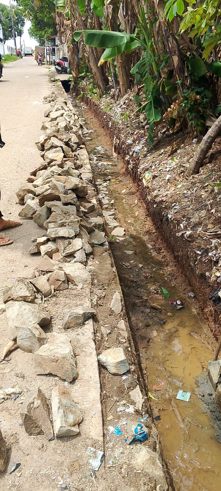 Proyek Pembangunan Drenase Tampa keterangan Informasi Publik Dan Diduga mengunakan Batu Bekas, Jl Kp Gandu Desa Sindang Jaya kecamatan Sindang Jaya Kabupaten Tangerang ( foto: Dedi )