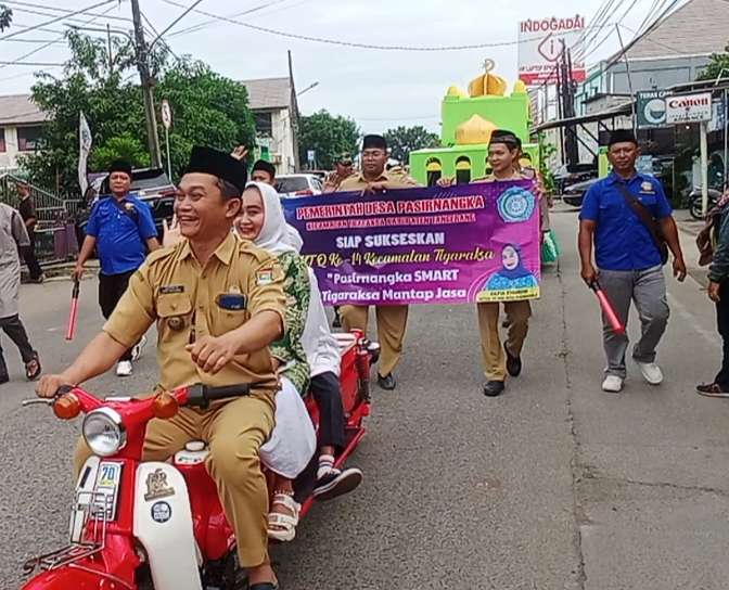 Kepal Desa Pasir Nangka Sahroni bersama istri mengendarai kendaraan Jadul saat meringankan MTQ ke XIV Tingkat Kecamatan Tigaraksa ( foto: Dedi )