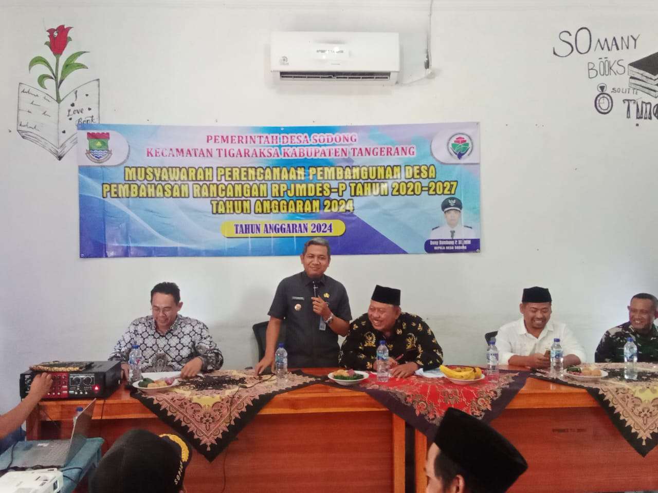 Foto: Camat Tigaraksa Cucu Abdulrosyeid, ketua BPD beserta Anggota, ketua RT, RW, tokoh masyarakat, serta tokoh Agama.