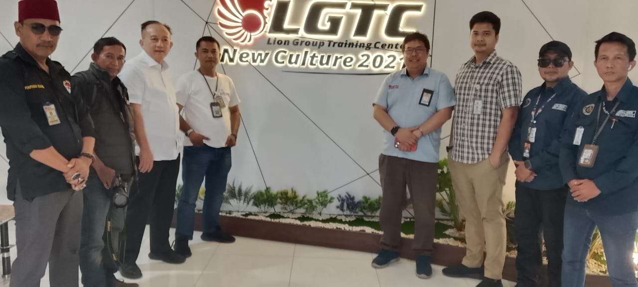Foto: Capt. Taufik Hidayat, Director of Corporate Training Lion Group, Capt.M.Anton Hermawan Bersama Awak Media