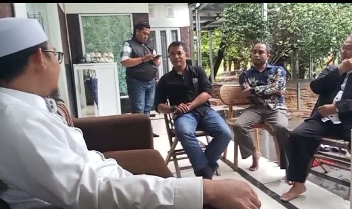Foto: Pimpinan pengurus Pondok Pasantren Qorrotu Nafsin Ustadz Sidik Bersama Media dan perwakilan Kemenag Kabupaten Tangerang