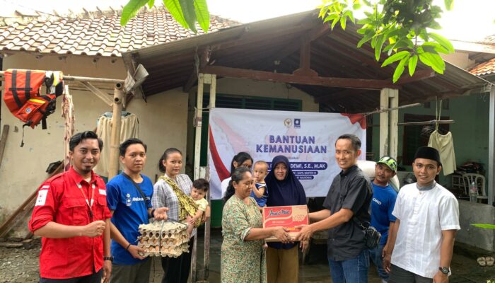 Okta Kumala Dewi Salurkan Bantuan Untuk Korban Banjir Di Desa Pasilian