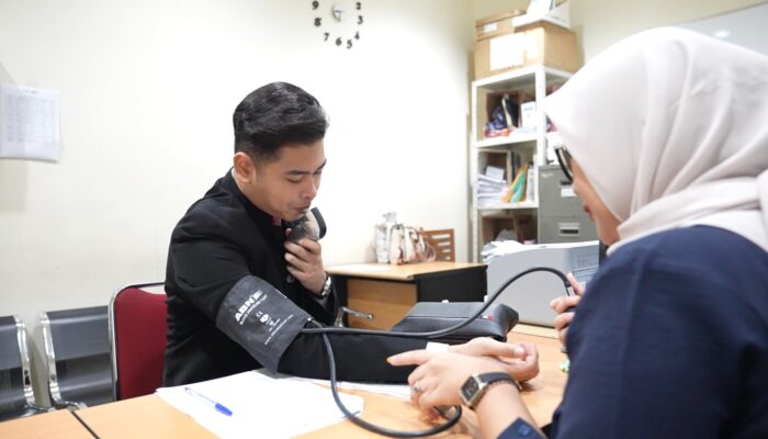 Foto: Persiapan di Flight Operations (FLOPS)
 Pemeriksaan Tekanan Darah. Awak pesawat menjalani pemeriksaan tensi darah untuk memastikan mereka dalam kondisi optimal.