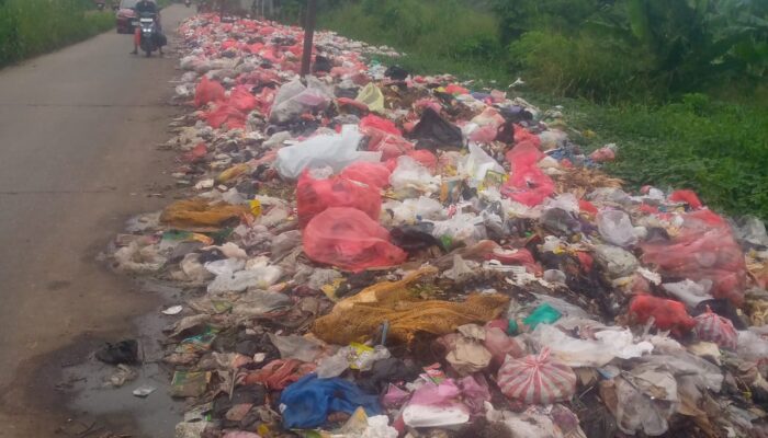 UPT kebersihan wilayah II, di Duga Biarkan Sampah Menumpuk Dan Berserakan Di Jalan Pasar Sentiong Balaraja
