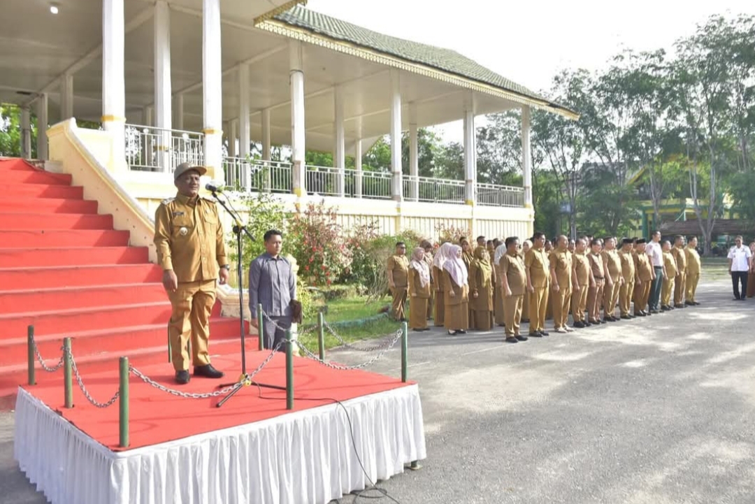 Poto : Wakil Bupati Aceh Tamiang, Ismail SE.I, saat memimpim perdana Apel Akbar dilapangan Upacara Tribun Kantor Bupati setempat, Senin (24/2/2025)/SWARA45.COM/Afrrizal)