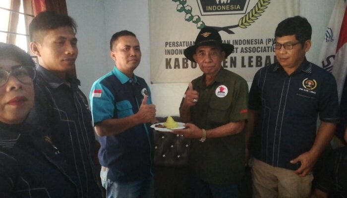 Peringati HPN 2025, PWI Lebak Potong Tumpeng