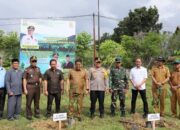 Pj Bupati Asra Tanam Pohon Durian dalam Program Tahiroe Aceh