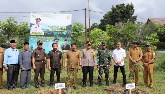 Pj Bupati Asra Tanam Pohon Durian dalam Program Tahiroe Aceh