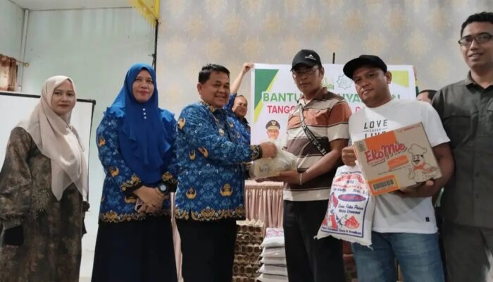 Pj Bupati Aceh Tamiang Serahkan Bantuan Bencana Darurat Baitul Mal Aceh