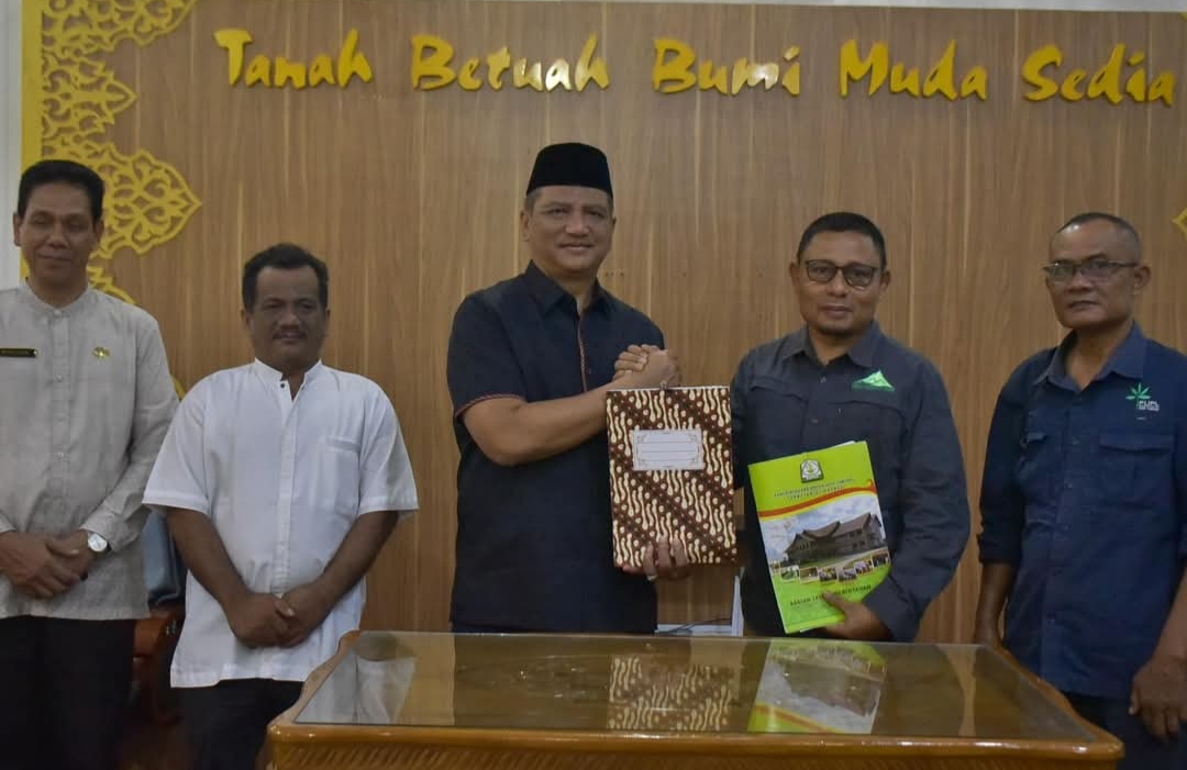 Poto : Bupati Armia bersama Wabup dan didampingi Asisten 1 saat menandatangani perjanjian kerjasama pembangunan gedung pusat pelatihan komoditas lestari bersama Direktur Forum Konservasi Leuser di ruang kerjanya, Jumat, 21 Maret 2025.