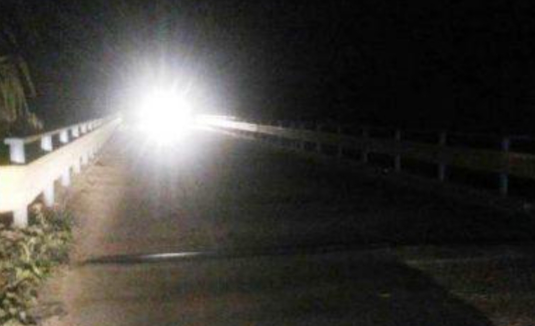 Kondisi penerangan di Jembatan Kuning Rantau Desa Alur Manis Kecamatan Rantau, saat dimalam hari. Dok: swara45.com/Afrizal)